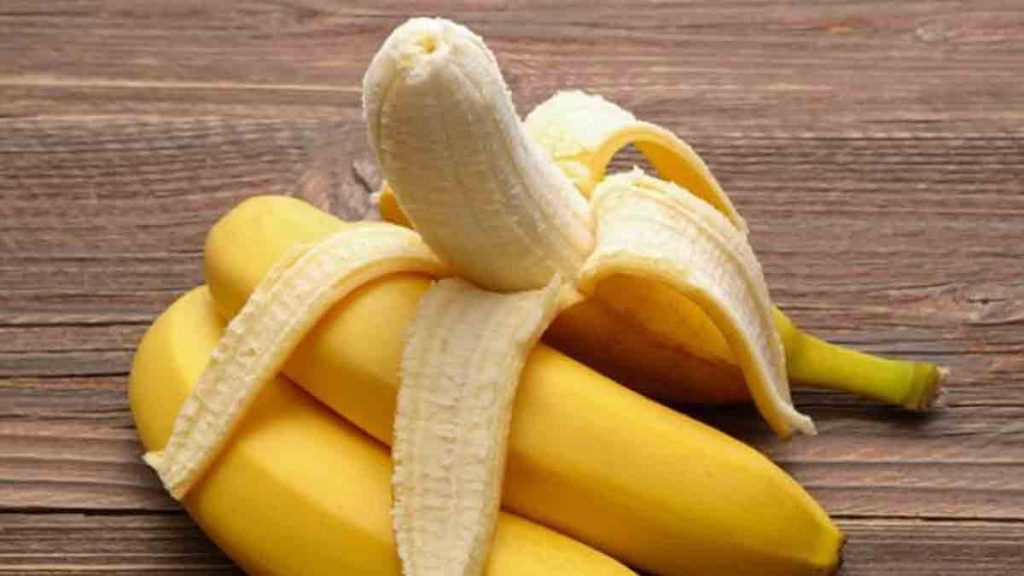 муха горбатка в бананах